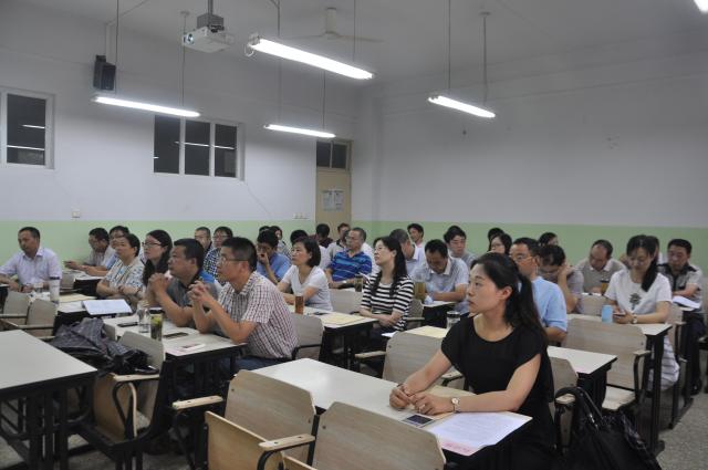 学员认真听课