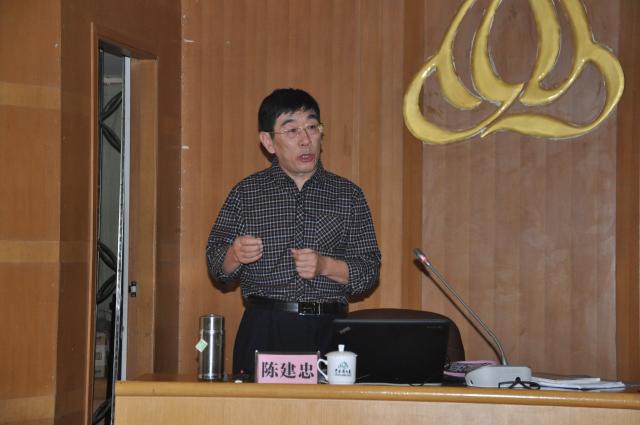 中国平煤神马集团安监局副总工程师陈建忠为学员授课
